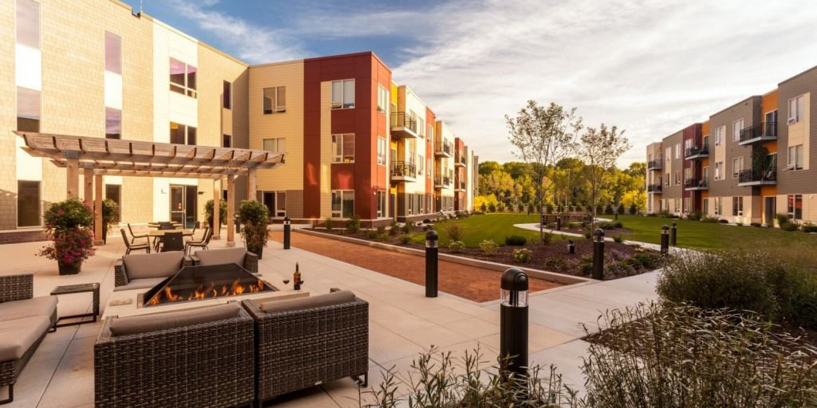 green roof courtyard at an apartment complex